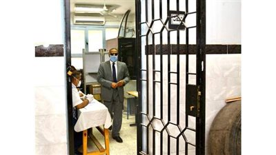 رئيس جامعة الأقصر يدلي بصوته في انتخابات مجلس الشيوخ