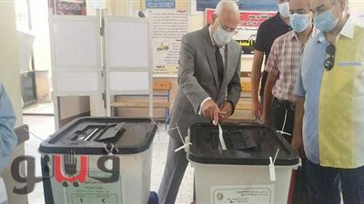 محافظ بورسعيد يدلي بصوته في انتخابات مجلس الشيوخ | فيديو وصور