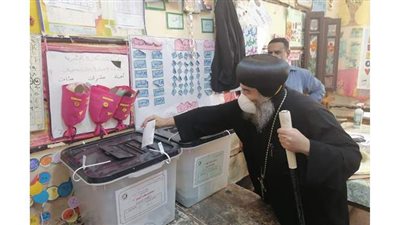 مرتديا الكمامة.. مطران أسيوط  يدلى بصوته فى انتخابات مجلس الشيوخ | صور
