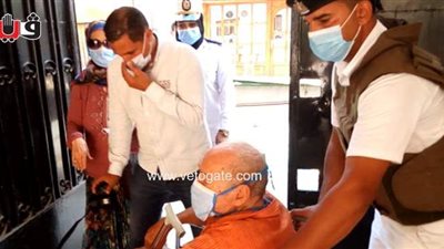 شرطة الإسماعيلية تساعد المسنين وأصحاب الهمم للوصول للجان الانتخابية | فيديو وصور