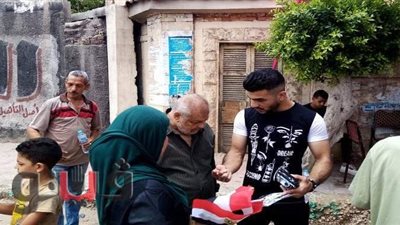 سيدة توزع المياه وتنصب خيمة لحمايه الناخبين من الحر  بالشرقية | صور