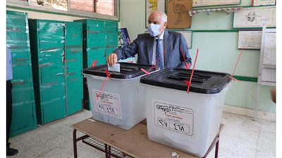 محافظ الجيزة يدلي بصوته في انتخابات مجلس الشيوخ  بمدرسه أم الابطال الثانوية
