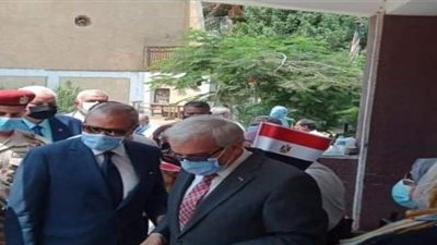 الناخبون يستقبلون محافظ القليوبية بالأعلام وهتافات تحيا مصر | صور