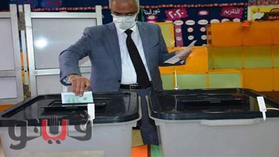 رئيس جامعة بورسعيد يدلي بصوته بانتخابات مجلس الشيوخ | صور