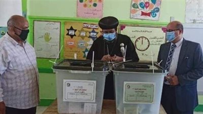 أسقف الوادي الجديد والواحات يدلي بصوته في انتخابات الشيوخ | صور