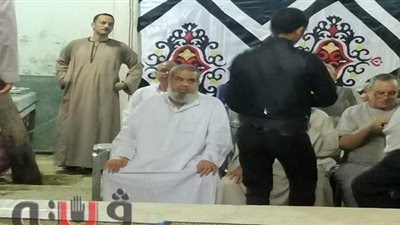 والد مصطفى الحفناوي يستقبل المعزين أمام منزله بأطفيح | فيديو وصور