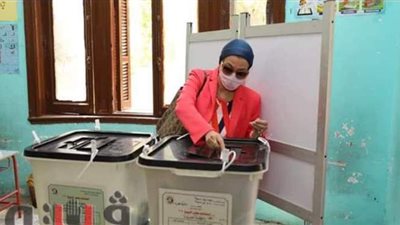 المرأه وكبار السن يتصدرون للجان انتخابات الشيوخ بالمنيا | صور