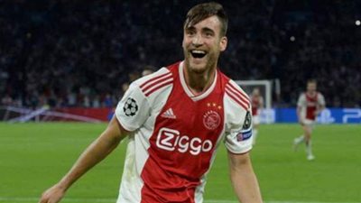 تشيلسي ينافس برشلونة على ضم ظهير آياكس