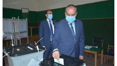 وزير الطيران المدني يدلي بصوته في انتخابات مجلس الشيوخ | صور