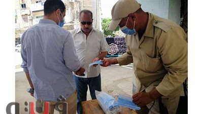 أفراد الأمن يوزعون الكمامات الطبية والجوانتيات علي الناخبين بكفر الشيخ | صور
