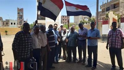 بالأعلام ..نساء ورجال دشنا يدلون بأصواتهم في لجان الاقتراع لمجلس الشيوخ بقنا | صور