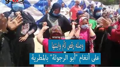 وصلة رقص لأم وابنتها على أنغام 