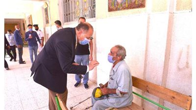 لفتة إنسانية.. محافظ أسيوط يصطحب مسنا إلى داخل لجنته