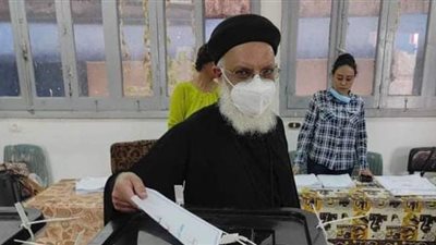 وكيل البابا تواضرس يدلي بصوته في الإسكندرية | صور