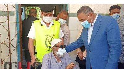 كفيف يدلي بصوته فى انتخابات مجلس الشيوخ بمرسي مطروح