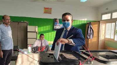 نقيب الإعلاميين يدلي بصوته في انتخابات مجلس  الشيوخ