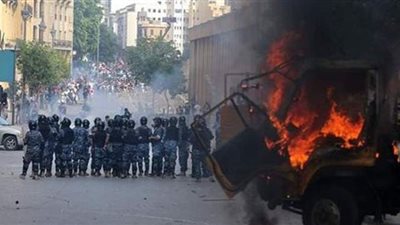 بعد استقالة الحكومة.. اللبنانيون يطالبون بإسقاط الطبقة الحاكمة