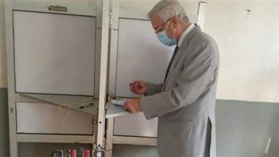 رئيس جامعة المنوفية يدلى بصوته ويدعو الطلاب للمشاركة