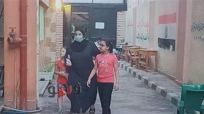 الأهالي يصطحبون أطفالهم في انتخابات مجلس الشيوخ بالإسكندرية