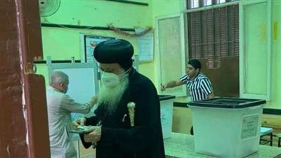 مطران طنطا يدلي بصوته في انتخابات مجلس الشيوخ بمدرسة الزهراء الإعدادية