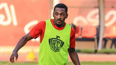 تدريبات منفردة لجونيور أجايي بمران الأهلي