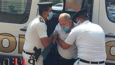 لفتة إنسانية.. أمن القاهرة يلبي استغاثة مسن للإدلاء بصوته | صور