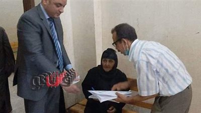 مستشار لجنة بأسيوط ينتقل لمساعدة مسنة للإدلاء بصوتها في الانتخابات | صور