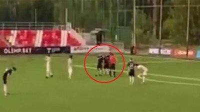 بسبب الكارت الأحمر.. لاعب روسي معتزل يعتدي على حكم في مباراة ودية | فيديو