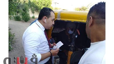 قاضي يستقبل أحد كبار السن بكفر الشيخ في توك توك ويمكّنه من الإدلاء بصوته