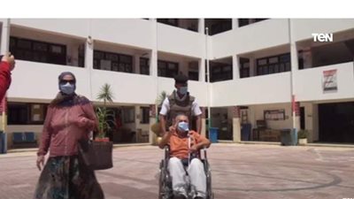 رجال الشرطة يساعدون كبار السن على دخول اللجان الانتخابية | فيديو