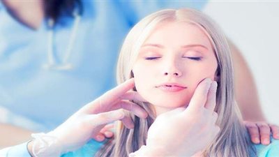 ضبط طبيبة مزيفة تمارس التجميل دون شهادات بالسعودية