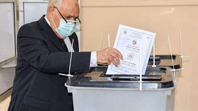 تفاصيل الساعات الأولى اليوم الثاني لانتخابات الشيوخ.. الالتزام بالإجراءات الوقائية وارتداء الكمامات.. تشديدات أمنية أمام اللجان.. تصدر المرأة وكبار السن المشهد