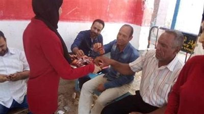 توزيع تمور على الناخبين بلجان انتخابات مجلس الشيوخ في الوادي الجديد |  صور