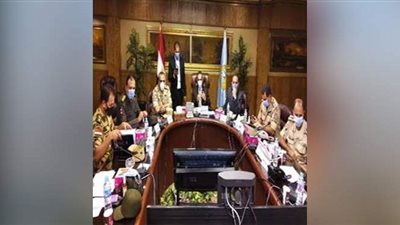 متطوعون بالغربية يواصلون تقديم خدمات مساعدة وتعقيم الناخبين | صور