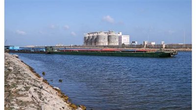 ميناء دمياط ينقل شحنة من القمح إلى صوامع إمبابة عبر نهر النيل