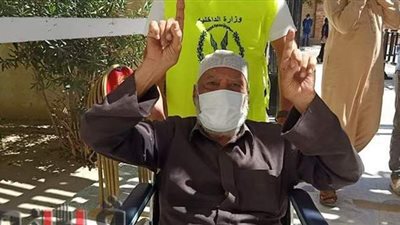 الشرطة تساعد مسنا في الدخول للجنة الانتخابية بكرسي متحرك بمطروح