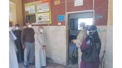 المصري معروف بجدعنته.. جهود متطوعين في انتخابات الشيوخ.. توزيع كمامات وأدوات تعقيم على الناخبين.. والكحول لمواجهة العدوى بكورونا.. زجاجات مياه لمواجهة حرارة الجو.. ودعوات للمشاركة في الاقتراع