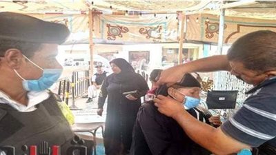 شرطة الإسماعيلية توزع الكمامات علي الناخبين وتساعد كبار السن | صور