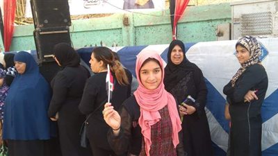 بعلم مصر.. الأطفال يحتفلون بانتخابات الشيوخ أمام اللجان | فيديو