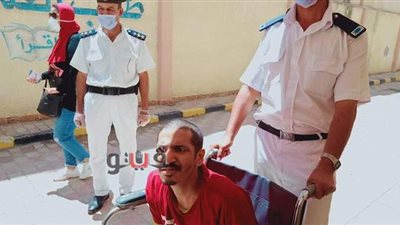 رجال الأمن يساعدون ذوى الاحتياجات الخاصة في الاسكندرية