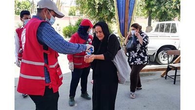 الهلال الأحمر المصري يساعد الناخبين ويقدم الكحول  بالأقصر | صور