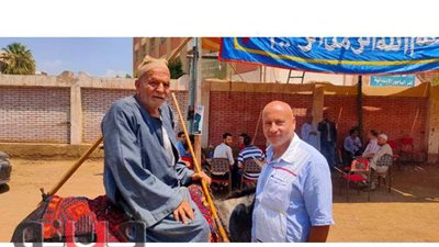 ناخب يشارك فى انتخابات الشيوخ بالمنوفية على ظهر «حمار»