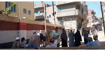 أعضاء مراكز الشباب بمحافظة البحيرة يستقبلون الناخبين أمام لجان الاقتراع