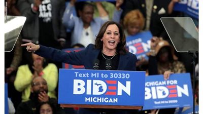 كاملا هاريس ..  قصة أول أمريكية سوداء مرشحة نائبا للرئيس وعلاقتها بقضايا الشرق الأوسط