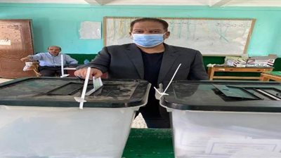 رئيس البيت الفنى للفنون الشعبية يدلي بصوته في انتخابات مجلس الشيوخ