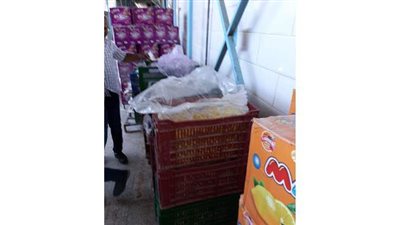 ضبط كميات كبيرة من المنتجات الغذائية مجهولة المصدر ببرج العرب