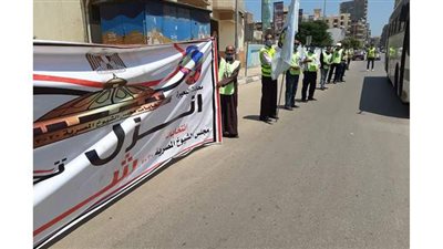 سلسلة بشرية  لجامعة دمنهور  لحث المواطنين  على المشاركة في انتخابات الشيوخ