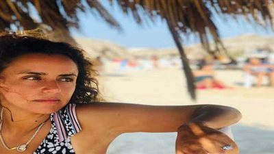 ابنة علا رشدي تلتقط لها صورة على الشاطئ