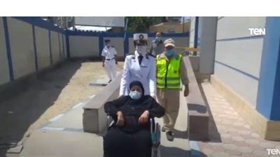 إحدى ضابطات الداخلية تساعد ناخبة من كبار السن على الإدلاء بصوتها بالبحيرة | فيديو