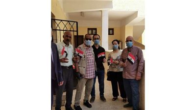 الاول على الثانوية يدلى بصوته وأسرته رافعا علم مصر بسوهاج | صور